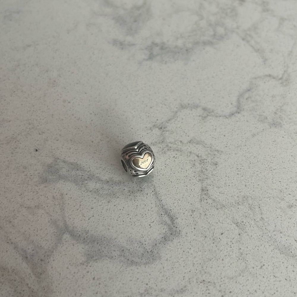 Retired Pandora charm: 2011 Limited Edition Black Friday Midnight
Heart Bead